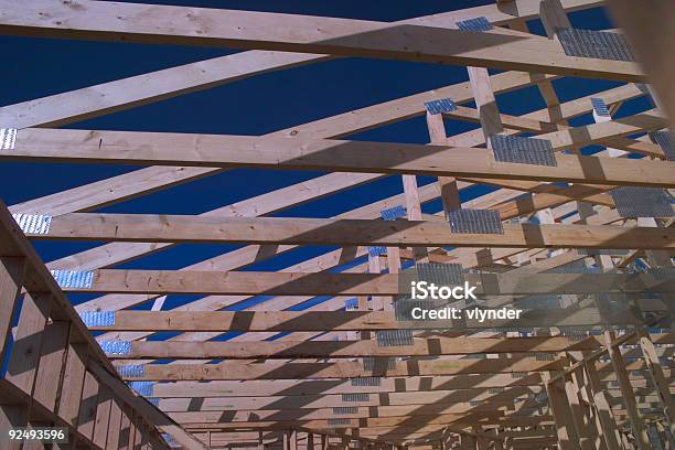 Foto de Telhado Em Construção e mais fotos de stock de Armação de Construção - Armação de Construção, Casa, Construindo
