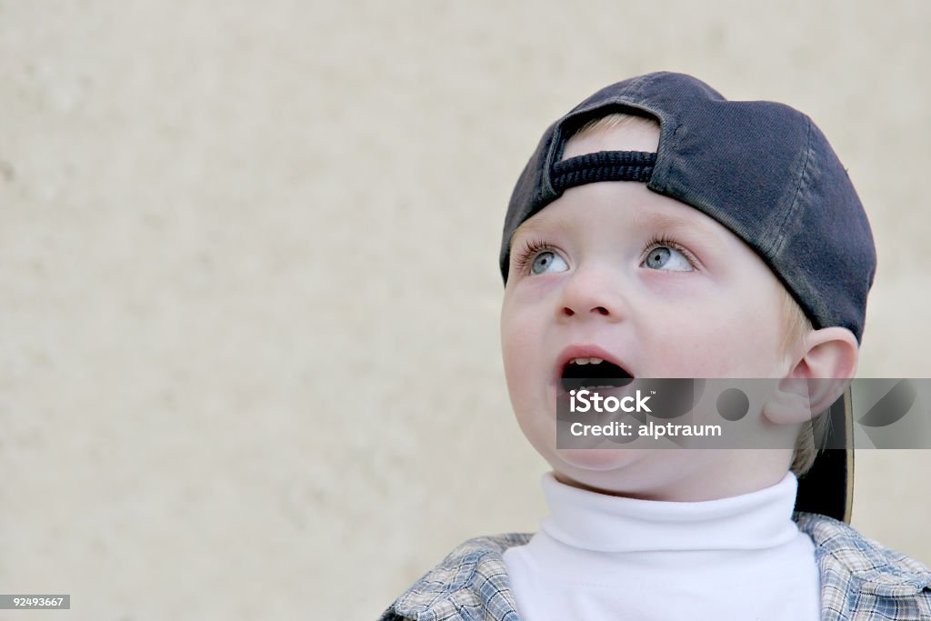 Ładny chłopiec patrzy w górę - Zbiór zdjęć royalty-free (2-3 lata)