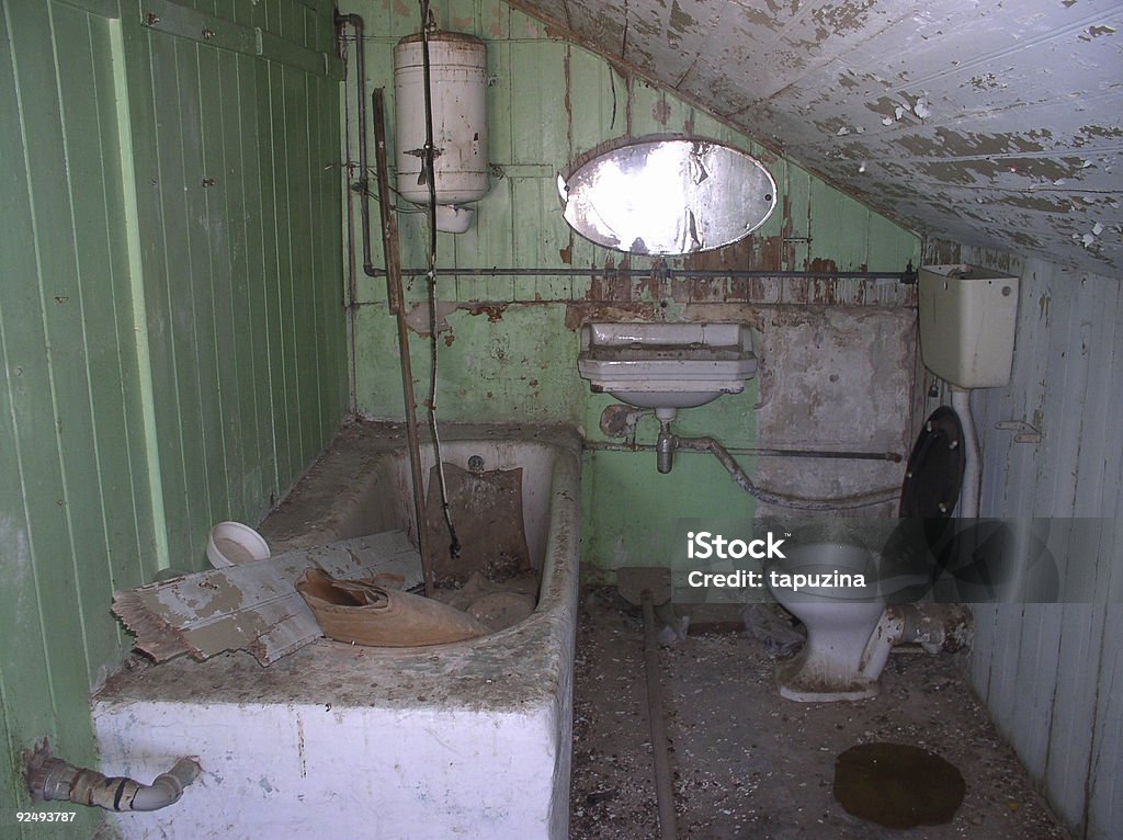 Bathroom-前の改装 - トイレのロイヤリティフリーストックフォト