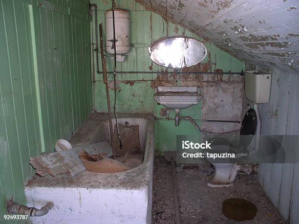 Bathroom前の改装 - トイレのストックフォトや画像を多数ご用意 - トイレ, 古い, 壊れた