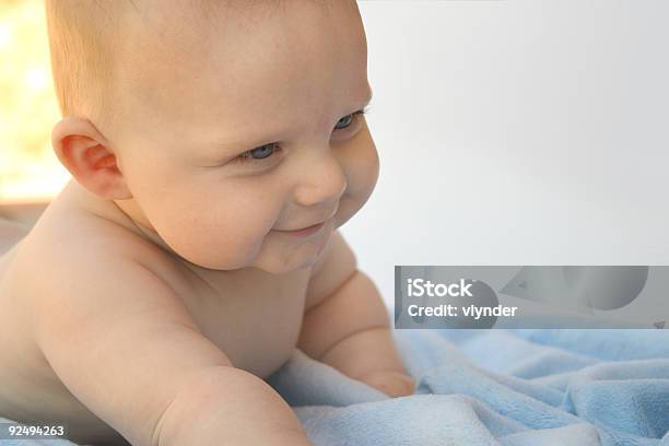 Foto de Sorrindo Bebê e mais fotos de stock de Articulação humana - Articulação humana, Azul, Bebê