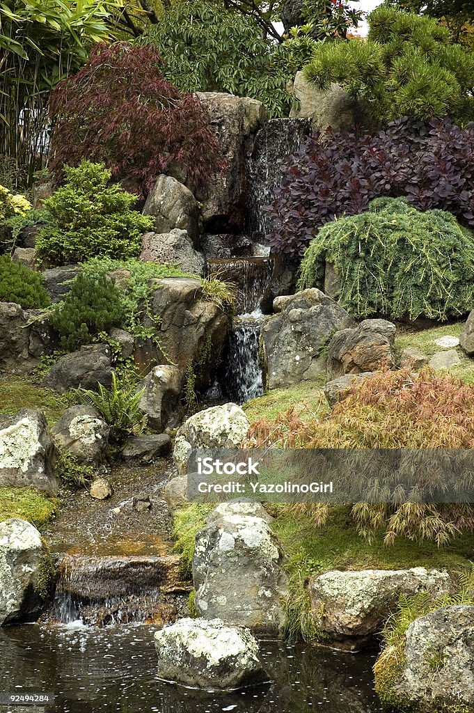 Japanischer Garten mit Wasserfall - Lizenzfrei Japanischer Teegarten Stock-Foto