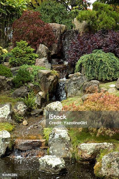 Japanischer Garten Mit Wasserfall Stockfoto und mehr Bilder von Japanischer Teegarten - Japanischer Teegarten, Japanische Kultur, Baum