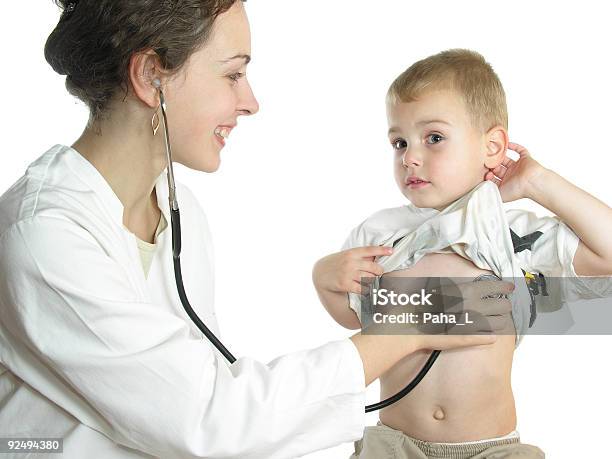 Valutazione Del Paziente Con Stetoscopio Medico - Fotografie stock e altre immagini di Accudire - Accudire, Adulto, Bambini maschi