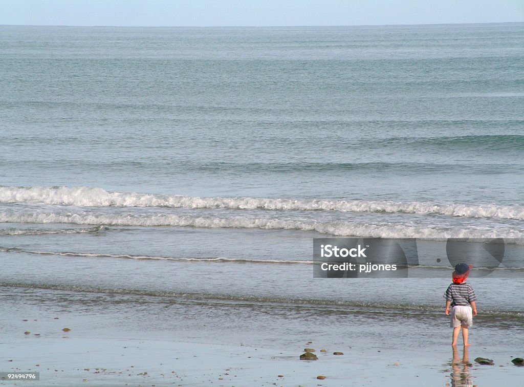 Garçon sur la plage - Photo de Chapeau libre de droits