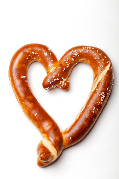화이트에 심장 모양의 꽈 배기 - pretzel german culture food salt 뉴스 사진 이미지