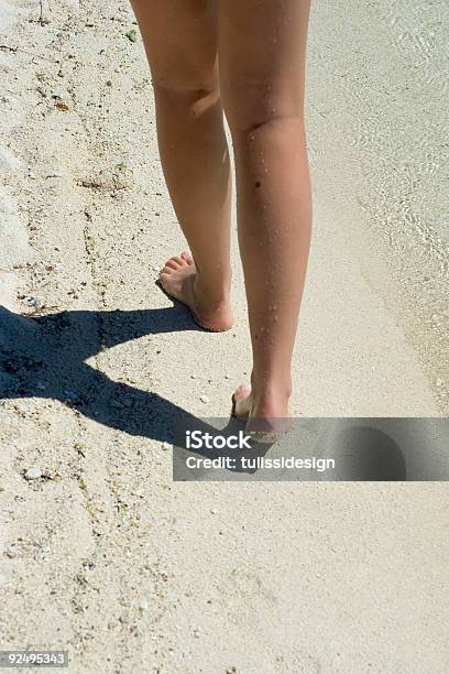 Foto de Caminhando Na Praia e mais fotos de stock de Adulto - Adulto, Andar, Areia