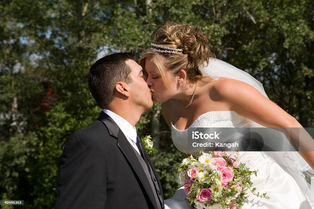 Mariée et le marié embrassant - Photo de Adulte libre de droits