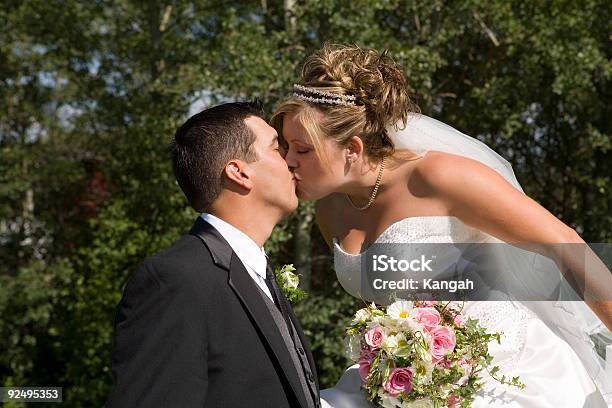 Bride And Groom Kissing — стоковые фотографии и другие картинки 20-29 лет - 20-29 лет, Взрослый, Гетеросексуальная пара