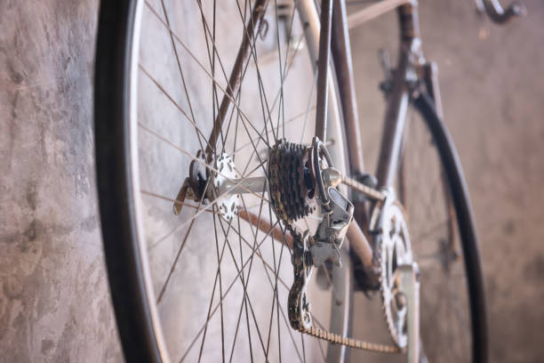 istock Vintage bicycle hang on wall 924953534
