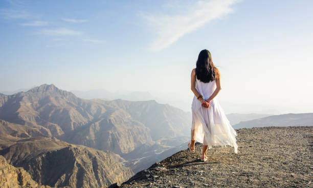 jeune fille marchant sur le bord de la montagne - ras al khaimah photos et images de collection