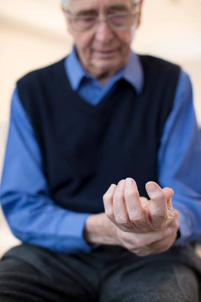 senior hombre en casa sufren con artritis - rheumatic fotografías e imágenes de stock