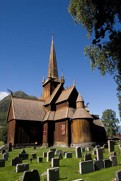 chiesa in legno tradizionale norvegese di lom (norvegia). - stavkyrkje foto e immagini stock