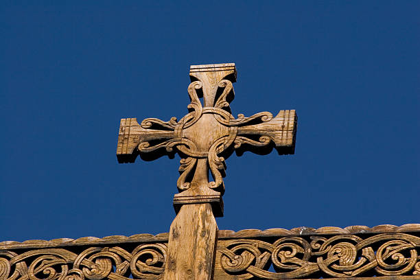 igreja medieval de madeira de lom (noruega), detail1 - lom church stavkirke norway imagens e fotografias de stock