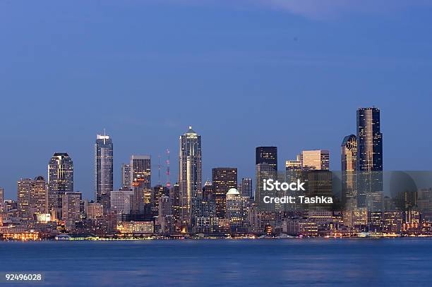 Seattle En Crepúsculo Foto de stock y más banco de imágenes de Agua - Agua, Aire libre, Anochecer
