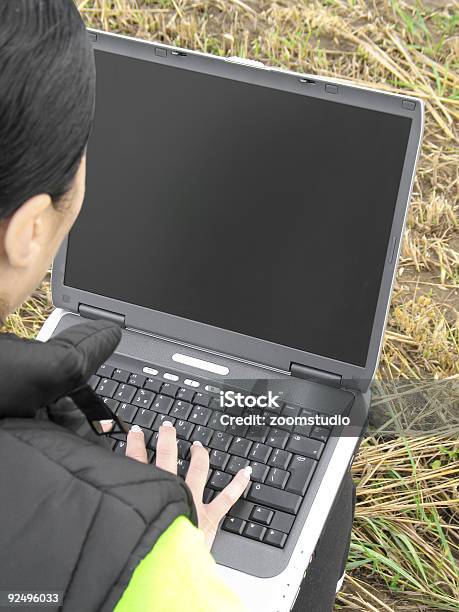 Foto de Trabalhando Com O Laptop e mais fotos de stock de Aberto - Aberto, Adulto, Ajardinado