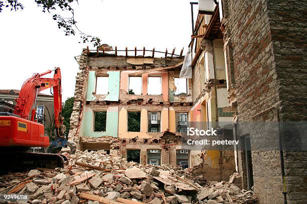 Foto de A Demolição e mais fotos de stock de Apartamento - Apartamento, Arruinado, Casa