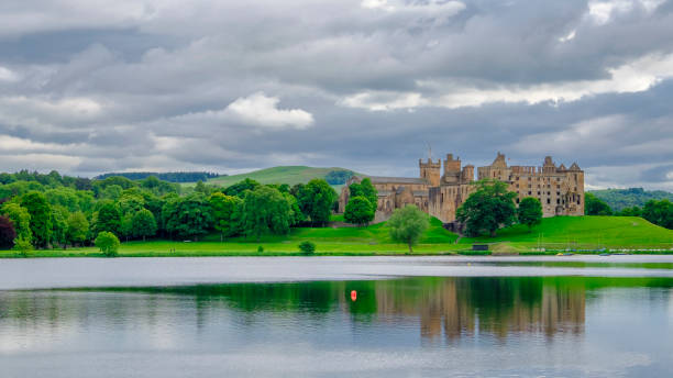 linlithgow palace, linlithgow loch - scozia - linlithgow palace foto e immagini stock