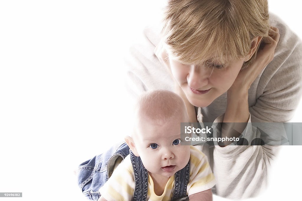 Bébé à la recherche à - Photo de Adulte libre de droits