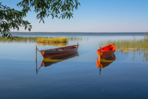 due pescherecci sono ormeggiati vicino alla riva - plescheevo foto e immagini stock