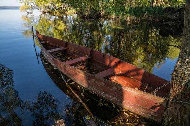 vecchia barca da pesca ormeggiata in una baia del lago - plescheevo foto e immagini stock