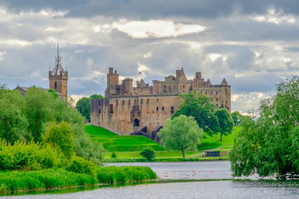 linlithgow palace, linlithgow loch - scozia - linlithgow palace foto e immagini stock