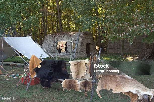 ネイティブアメリカンのキャンプ - ロングハウスのストックフォトや画像を多数ご用意 - ロングハウス, ネイティブアメリカン, 北米先住民族の文化