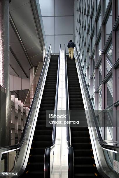 Escalera Mecánica Foto de stock y más banco de imágenes de Aire libre - Aire libre, Arquitectura, Arquitectura exterior