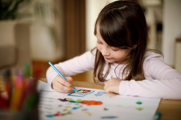 feliz niña dibujo en la casa - child drawing fotografías e imágenes de stock