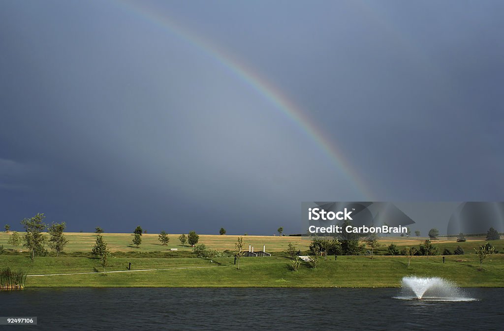 Arcobaleno sulla fontana - Foto stock royalty-free di Lago