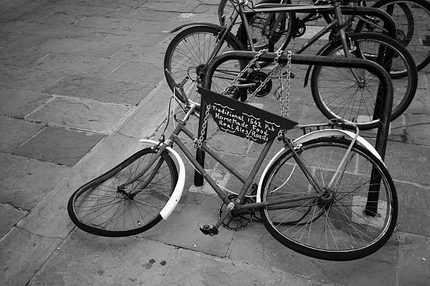 codificado de bicicleta - bicycle chain bicycle tire black and white imagens e fotografias de stock