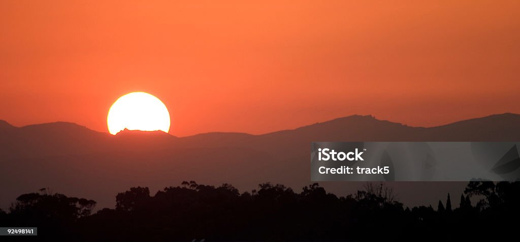 Afrikanischen Sonnenuntergang über der North African Berge von Tunesien - Lizenzfrei Abenddämmerung Stock-Foto