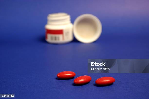 Rote Tabletten Stockfoto und mehr Bilder von Apotheke - Apotheke, Apothekerberuf, Drogenart