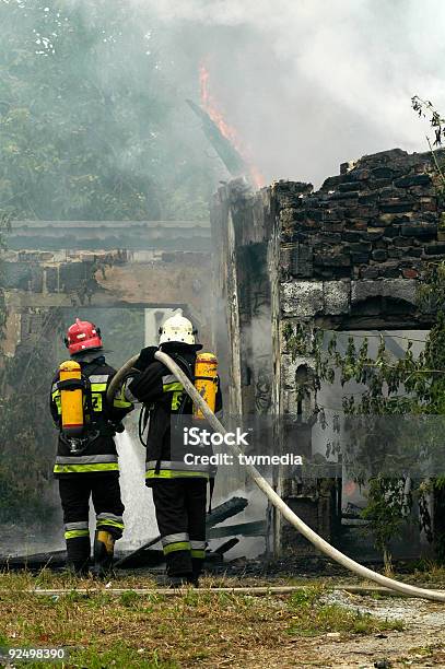 Firemen 2명에 대한 스톡 사진 및 기타 이미지 - 2명, 건물 외관, 따르기