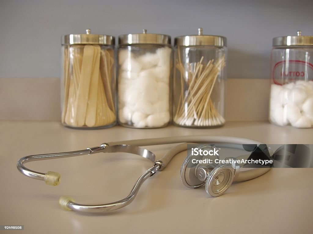 Estetoscopio y frascos de vidrio - Foto de stock de Asistencia sanitaria y medicina libre de derechos
