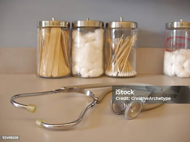 Estetoscopio Y Frascos De Vidrio Foto de stock y más banco de imágenes de Asistencia sanitaria y medicina - Asistencia sanitaria y medicina, Ataque cardíaco, Color - Tipo de imagen