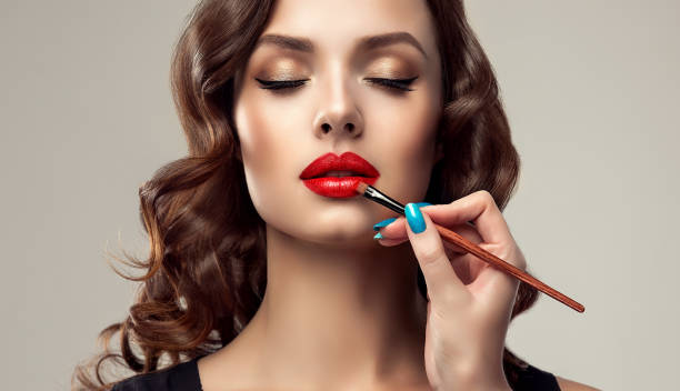 make-up-künstler arbeitet mit gesicht des wunderschönen modells. kosmetik, maniküre und make-up. - makeup stock-fotos und bilder