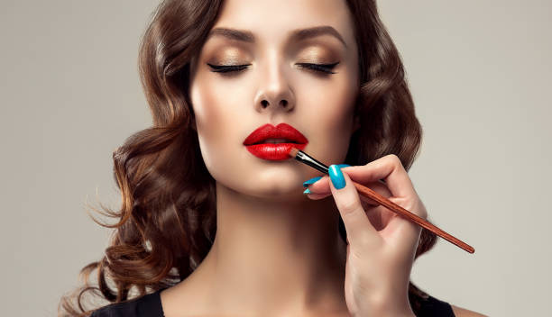 wizażystka pracuje z twarzą wspaniałego modelu. kosmetyk, manicure i makijaż. - make up cosmetics beauty lipstick zdjęcia i obrazy z banku zdjęć