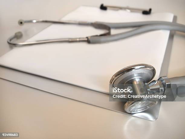 Estetoscopio Y Portapapeles Foto de stock y más banco de imágenes de Artículo médico - Artículo médico, Asistencia sanitaria y medicina, Brillante