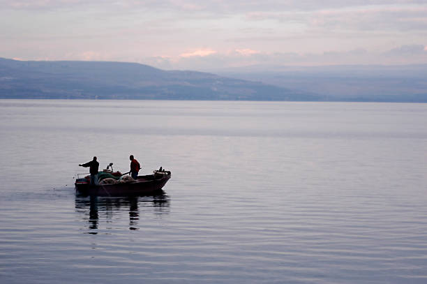 os pescadores - lake tiberius - fotografias e filmes do acervo