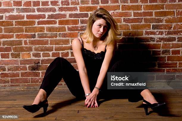 Mujer En Negro En El Suelo Foto de stock y más banco de imágenes de Madera - Material - Madera - Material, Modelo de modas, Sensualidad