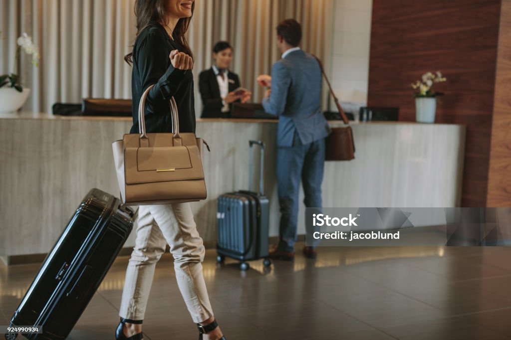 Le donne camminano all'interno di una hall dell'hotel - Foto stock royalty-free di Albergo