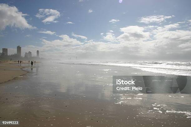 Amplia Beach Con Las Personas Caminando Y Los Reflejos Foto de stock y más banco de imágenes de Aire libre