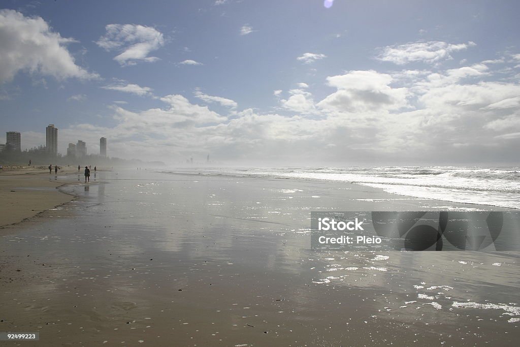 Ampia spiaggia con persone camminare e riflessi - Foto stock royalty-free di Ambientazione esterna