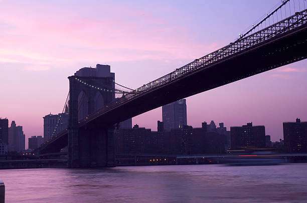 ponte do brooklyn, ao anoitecer - new york state skyline new york city vibrant color - fotografias e filmes do acervo