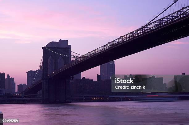 Ponte De Brooklyn Anoitecer - Fotografias de stock e mais imagens de Arquitetura - Arquitetura, Alto - Descrição Física, Anoitecer