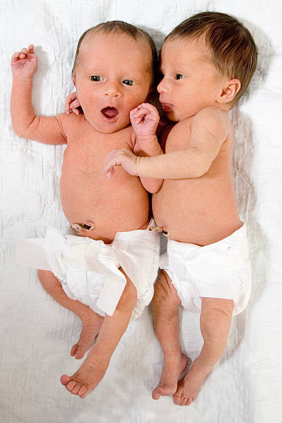 人々-Preemie ツイン横たわる女の赤ちゃん ストックフォト