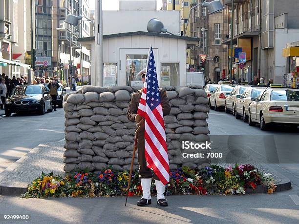 Photo libre de droit de Checkpoint Charlie banque d'images et plus d'images libres de droit de Checkpoint Charlie - Checkpoint Charlie, Berlin, Barrière de sécurité - Structure bâtie