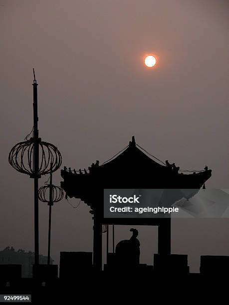 Silhouette Alla Parete Xiangfan Cina - Fotografie stock e altre immagini di Adulto - Adulto, Antico - Condizione, Castello