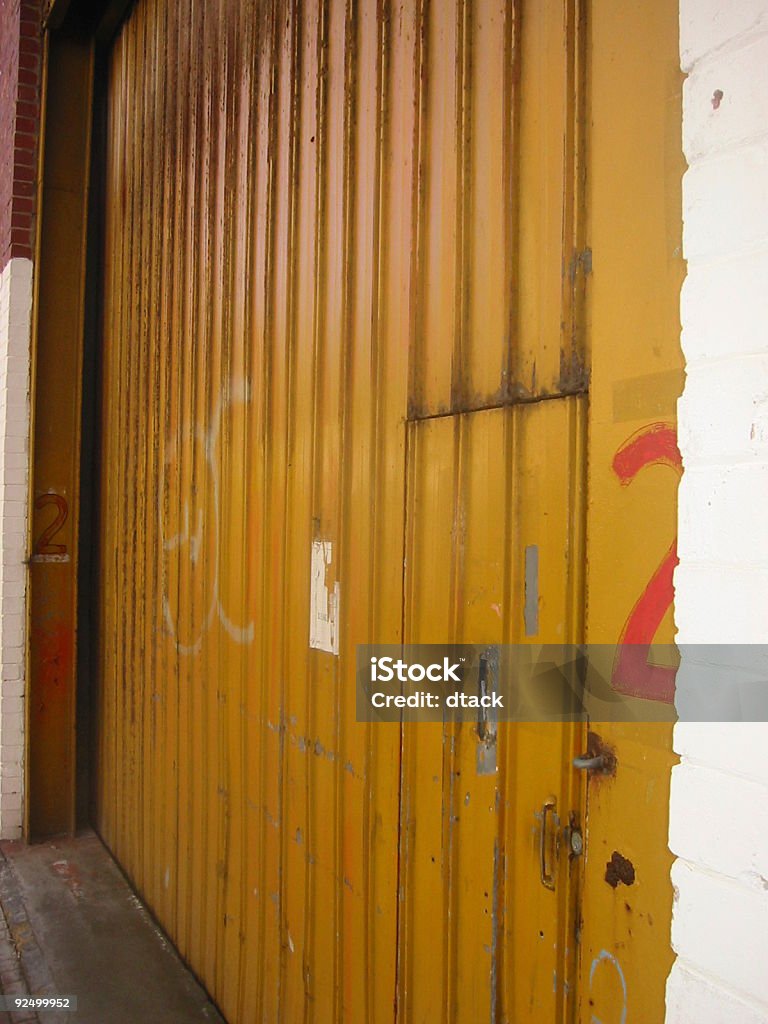 黄色の倉庫のドア - カラー画像のロイヤリティフリーストックフォト